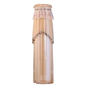 Copertura antipolvere per condizionatore verticale in pizzo beige con ricami.