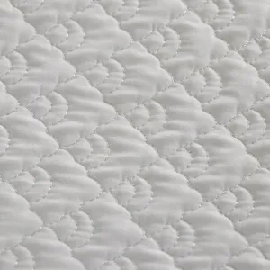Detalle de primer plano de tela acolchada para funda de cabecera, textura suave y patrón.