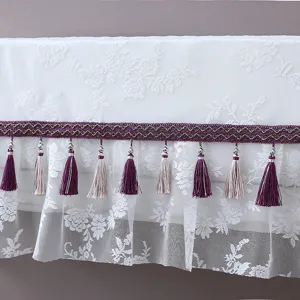 Spitzen Klimaanlagen Abdeckung Detail mit eleganten violetten Quasten und filigranem Mesh.