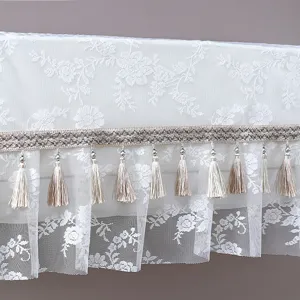 Spitzen Klimaanlagen Abdeckung Detail, weißer floraler Netzstoff mit hängenden Quasten.