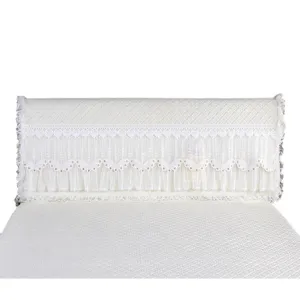 Fundas para cabecera de cama acolchada blanca con encaje y bordado, vista frontal principal.