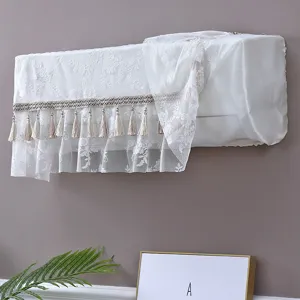 Spitze Klimaanlagenabdeckung Detail mit zarter Blumenstickerei und eleganten Quasten.