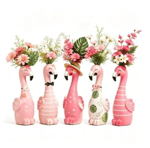 Detalle de cinco creativos jarrones de flamenco de resina rosa con varios patrones y flores