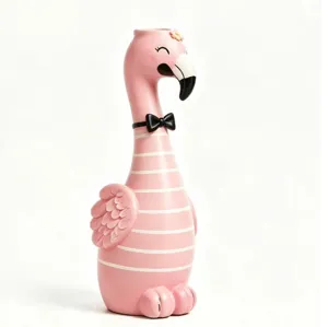 Vista detallada de un jarrón creativo de resina de cisne rosa con un elegante diseño