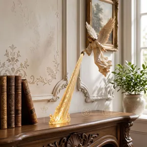 Vue rapprochée d'une figurine d'ange décorative flottant sur un rayon de lumière dorée
