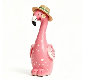 Figura decorativa de flamenco rosa en resina con sombrero de paja y detalle floral
