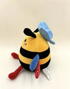 Vista dettagliata del simpatico peluche ape danzante con cappello blu e zampe a pois rossi.