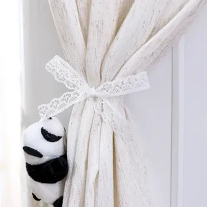 Fermatenda in pizzo bianco con adorabile peluche di panda, consistenza lino, arredamento casa.