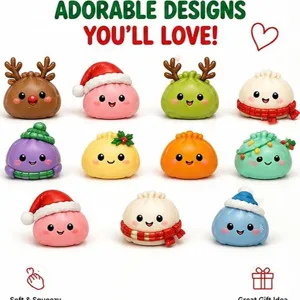 Sammlung bunter Weihnachts-Teigtaschen-Quetschspielzeuge mit Weihnachtsmützen und Schals.
