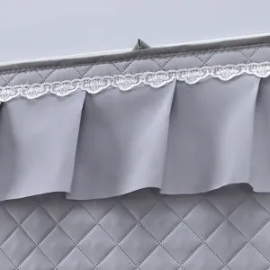 Dettaglio tenda da porta termica trapuntata grigia, tessuto ispessito con bordo in pizzo.
