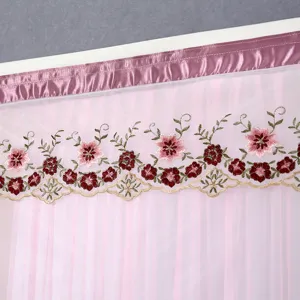 Rideau de porte transparent brodé de fleurs roses avec en-tête en satin violet élégant.