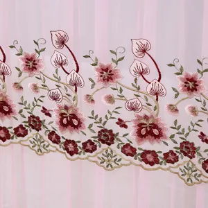 Voile rose detail gros plan avec motif de broderie florale rouge delicat pour decoration interieure.