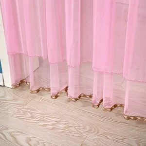 Vista detallada de la cortina de tul de doble capa rosa con borde dorado para dormitorio.