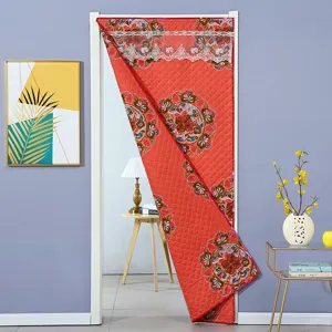 Verstärkter Thermotürvorhang Detail zeigt gesteppte Textur, rotes Blumenmuster und Spitzenrand.