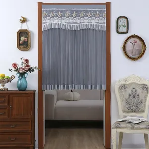 Λεπτομέρεια κουρτίνας πόρτας από γκρίζο πλέγμα, κομψή κεντημένη κοντή κουρτίνα.