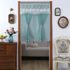 Πράσινη κοντή κουρτίνα πόρτας με λευκή δαντέλα, κομψή λεπτομέρεια για ιδιωτικότητα.