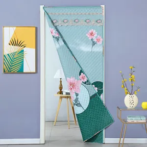 Detailansicht des verdickten, gesteppten Thermotürvorhangs mit Blumenmuster für den Winter.