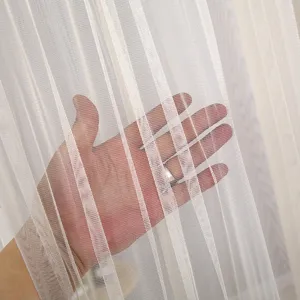Primer plano detallado de tela de cortina de malla blanca transparente con textura fina.
