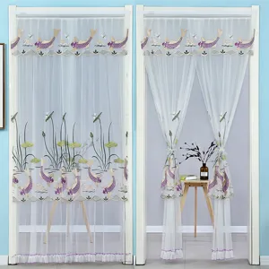 Cortina de puerta de malla transparente blanca con bordado de peces morados, decoración elegante.