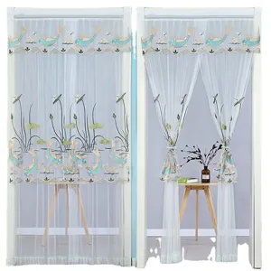 Cortina de puerta de malla decorativa con carpas koi y loto bordadas, panel de encaje blanco.