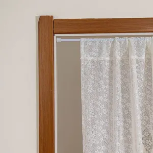 Όμορφη λευκή δαντελωτή κουρτίνα πόρτας διαχωριστικό δωματίου λεπτομέρειες διακόσμησης