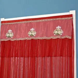 Detalle de cortina de puerta de gasa roja de doble capa, cortina transpirable con bordado exquisito.