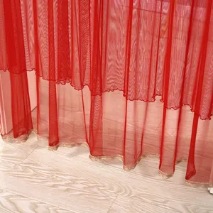 Cortina de malla roja de doble capa con ribete dorado para decoración de dormitorio.