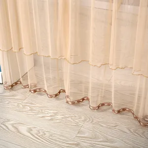 Detalle de cortina visillo doble capa champaña, borde bordado elegante para dormitorio.