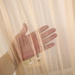 Primer plano detallado del tejido de cortina transparente, mostrando textura y luz.
