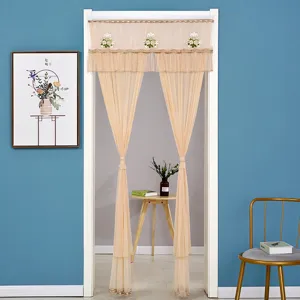 Cortina de puerta de doble gasa con delicado bordado floral, diseño elegante y transparente.