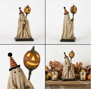 Vue détaillée complète de la figurine de fantôme vintage tenant un bâton de citrouille.