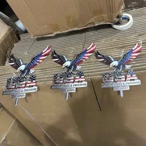 Detaillierte Nahaufnahme von drei American Eagle Metallschildern mit USA-Flaggenmotiven