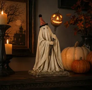 Détail d'une figurine de fantôme vintage lumineuse avec un sceptre citrouille
