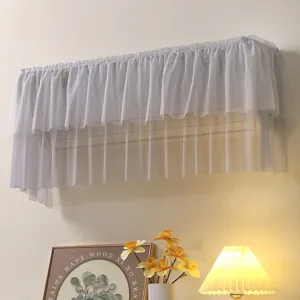 Housse anti-poussière pour climatiseur en dentelle gris clair, design de volants.