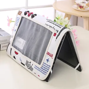 Vista detallada de la funda protectora para portátil de 14 pulgadas con ventana de malla y diseño.