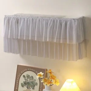 Vue détaillée de la housse anti-poussière en dentelle blanche pour climatiseur mural.