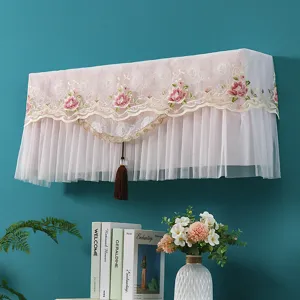 Copertura per condizionatore murale in pizzo rosa con delicato ricamo floreale e nappa.
