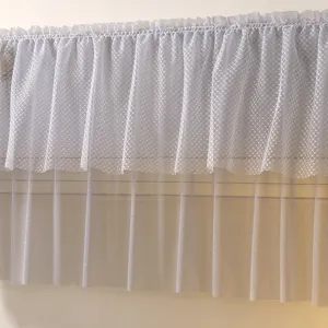 Detail de housse anti-poussiere pour climatiseur en dentelle avec volants en maille.