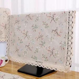 Detailaufnahme der Leinen Computer-Staubschutzhülle mit Blumenmuster und feiner Spitzenkante.
