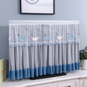 Dettaglio della copertura antipolvere per TV in pizzo con ricamo di cigno elegante e orlo blu.