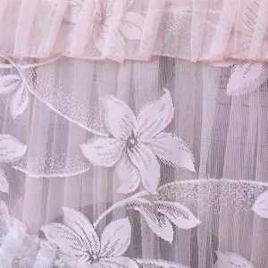 Detailansicht einer rosa Spitzen-Waschmaschinenabdeckung mit Blumenstickerei und Rüsche.