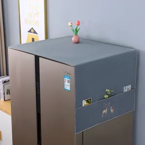 Graue Kühlschrank-Abdeckung mit Seitentaschen und süßem Hirsch-Muster, langlebiger Stoffschutz.