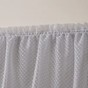 Détail de housse de climatiseur en dentelle grise avec texture maille et joli volant.