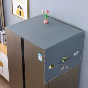 Graue Kühlschrank Abdeckung Detailansicht mit Seitentaschen und Hirschmuster für Zuhause.
