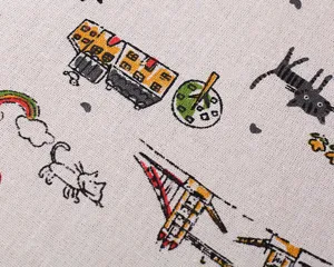 Primer plano del tejido estampado de dibujos animados con edificios y gatos coloridos.