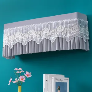 Copertura per condizionatore a parete grigia con delicato pizzo bianco e volant plissettato
