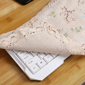 Nahaufnahme Detail der Blumenstoff Computer-Staubschutzhülle mit feiner Spitzenkante.