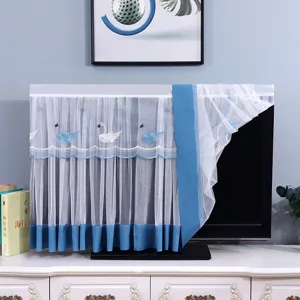 Copertura antipolvere TV in pizzo con ricamo cigno e bordo blu, elegante accessorio.