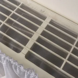 Vue détaillée de la housse anti-poussière en dentelle blanche pour climatiseur mural.