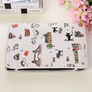 Vista detallada de una funda para portátil de 14 pulgadas con gato y Londres.